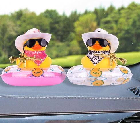 زينة سيارة على شكل بطة مطاطية مكونة من قطعتين من زخارف لوحة قيادة السيارة على شكل بطة رعاة البقر مع ملحقات رائعة وحلقة سباحة صغيرة وقبعة شمسية ووشاح أو قلادة لتزيين لوحة قيادة السيارة in Kuwait