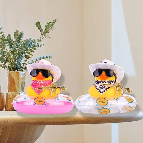 زينة سيارة على شكل بطة مطاطية مكونة من قطعتين من زخارف لوحة قيادة السيارة على شكل بطة رعاة البقر مع ملحقات رائعة وحلقة سباحة صغيرة وقبعة شمسية ووشاح أو قلادة لتزيين لوحة قيادة السيارة in Kuwait