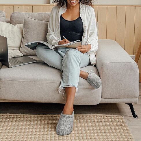 شبشب ATHMILE Fuzzy للنساء من إسفنج الذاكرة للرجال، شباشب منزلية للنساء مع الصوف المجعد لغرفة النوم الداخلية (مقاس 7-8، رمادي فاتح) in Kuwait