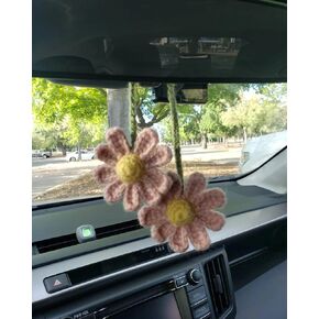 Crochet Daisy Car Accessories for Women Girls Cute Rear View Mirror Hanging Charms Handmade Daisy Flower Gifts for Crochet Lovers Car Decor Automotive Interior Aesthetic(Pink)