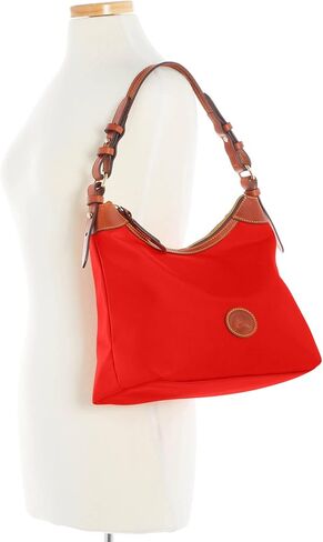 حقيبة كتف إريكا كبيرة الحجم للنساء من Dooney & Bourke مصنوعة من النايلون، مع حزام كتف قابل للتعديل والفصل in Kuwait