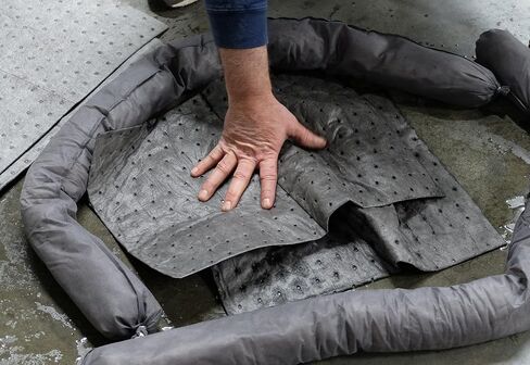 Oil-Dri L91001 15" W x 19" L Universal Middle Weight Bonded Perforated Pads (100 Mats/Box) in Saudi Arabia