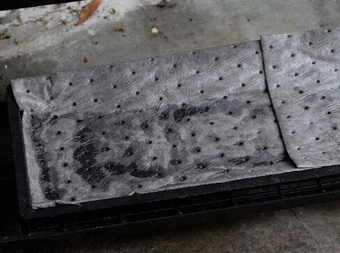 Oil-Dri L91001 15" W x 19" L Universal Middle Weight Bonded Perforated Pads (100 Mats/Box) in Saudi Arabia