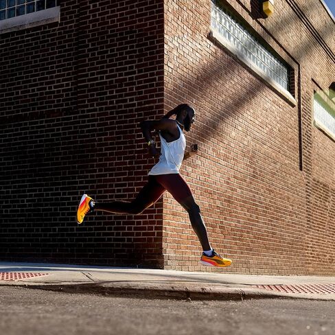 حزمة ساعة Garmin Forerunner 965 (Whitestone/Powder Gray) للجري والترياتلون GPS الذكية - شاشة AMOLED ساطعة، خفيفة الوزن، بطارية تدوم 31 ساعة - تتضمن سماعات أذن PlayBetter اللاسلكية للجري in Kuwait