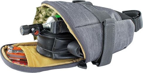 حقيبة سرج EVOC SEAT BAG TOUR، حقيبة إطار دراجة لمزيد من مساحة التخزين على عمود المقعد (الحجم: M، مساحة تخزين 0.7 لتر، مقاومة للتآكل، طارد للماء، تعزيز هيبالون)، رمادي كربوني in Saudi Arabia