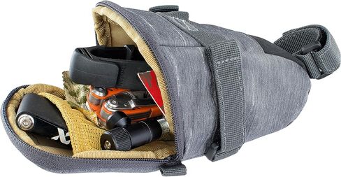 حقيبة سرج EVOC SEAT BAG TOUR، حقيبة إطار دراجة لمزيد من مساحة التخزين على عمود المقعد (الحجم: M، مساحة تخزين 0.7 لتر، مقاومة للتآكل، طارد للماء، تعزيز هيبالون)، رمادي كربوني in Saudi Arabia