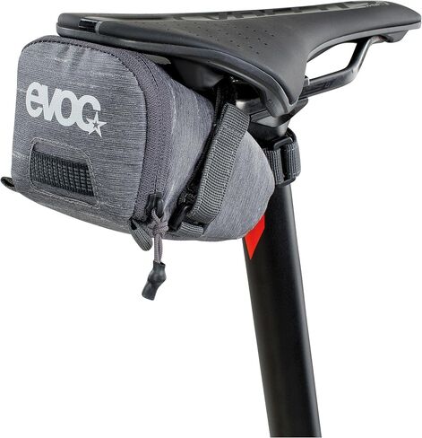 حقيبة سرج EVOC SEAT BAG TOUR، حقيبة إطار دراجة لمزيد من مساحة التخزين على عمود المقعد (الحجم: M، مساحة تخزين 0.7 لتر، مقاومة للتآكل، طارد للماء، تعزيز هيبالون)، رمادي كربوني in Saudi Arabia