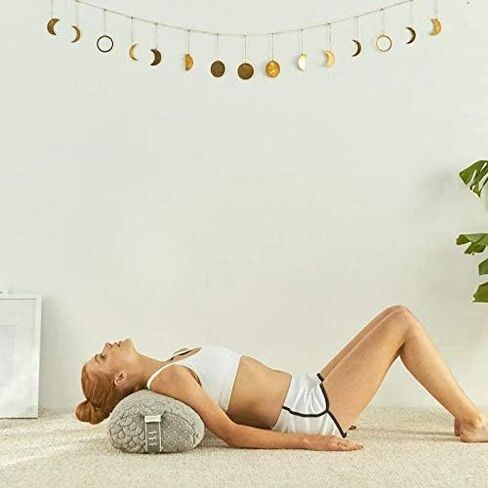 مسند يوجا كريستال كوف من برينتوود هوم، وسادة دعم مستطيلة مملوءة بالحنطة السوداء، صنع في كاليفورنيا in Kuwait