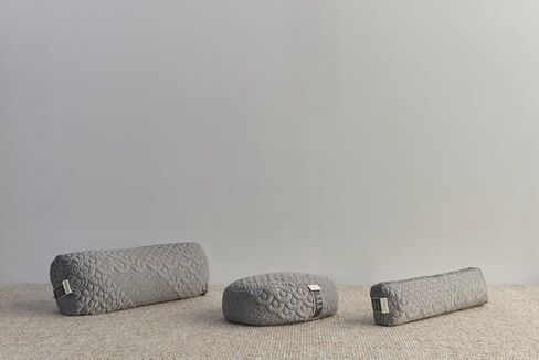 مسند يوجا كريستال كوف من برينتوود هوم، وسادة دعم مستطيلة مملوءة بالحنطة السوداء، صنع في كاليفورنيا in Kuwait