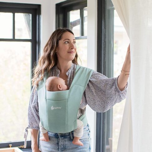 حاملة لفافة الأطفال حديثي الولادة Embrace Cozy من Ergobaby (7-25 كجم)، نسيج بونتي، جملي in Kuwait