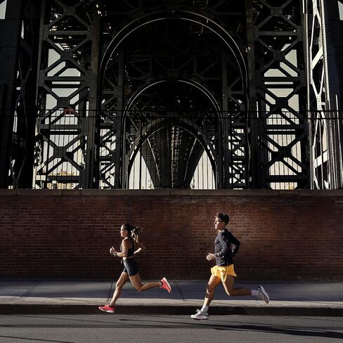 حزمة الساعة الذكية Garmin Forerunner 265S (وردي فاتح/حجر أبيض) تعمل بنظام تحديد المواقع العالمي (GPS) - شاشة AMOLED ساطعة، تدريب متقدم، رؤى الاسترداد - تتضمن سماعات أذن PB اللاسلكية للجري in Kuwait