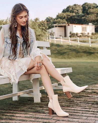 حذاء نسائي من Rilista بفتحة على شكل حرف V للكاحل بمقدمة مدببة وكعب مكدس وأحذية بسحاب جانبي in Kuwait