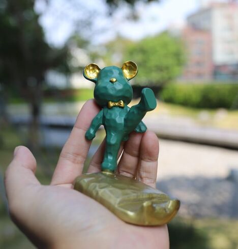 HoneyBear Resin Artistic Phone Stand Charming for Boys and Girls, Dorm Room Essential, Universally Compatible with iPhone, iPad, and More Phones (Green Kicking) in Saudi Arabia