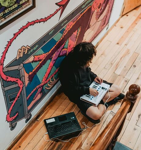 Arturia - MiniLab 3 Alpine - وحدة تحكم MIDI عالمية لإنتاج الموسيقى، مع حزمة برامج الكل في واحد - 25 مفتاحًا، 8 لوحات متعددة الألوان - أبيض جبال الألب in Kuwait