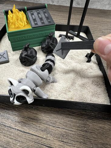 Munnygrubbers - Dumpster Fire Zen Garden - صندوق رمل ملحق للمكتب - حديقة رملية - هدية مبتكرة مرحة - تخفيف التوتر in Kuwait