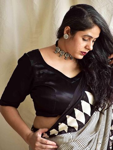 بلوزة من الحرير Sundarii Goonj Mashru | ياقة على شكل قلب، بلوزة أنيقة للنساء (48) in Kuwait