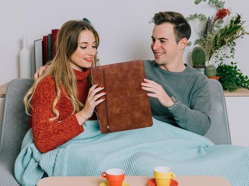 AZXCG portfolio binder,Vegan Pu Leather Padfolio for Men and Women,Organizer Binder with Zippered, A4 Notepad Holder, Fits 13.3" iPad, Portable Portfolio with Handle and Business Card - Vintage Brown in Kuwait