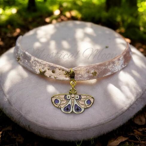 قلادة Dawn Celestial Moth Choker باللون الوردي والأرجواني مع شريط مخملي مع نجوم ذهبية مجوهرات كوخ غريب الأطوار ملحق Whimsigoth قلادة Wiccan Wiccan in Saudi Arabia