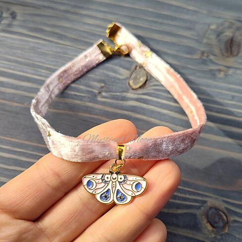 قلادة Dawn Celestial Moth Choker باللون الوردي والأرجواني مع شريط مخملي مع نجوم ذهبية مجوهرات كوخ غريب الأطوار ملحق Whimsigoth قلادة Wiccan Wiccan in Saudi Arabia
