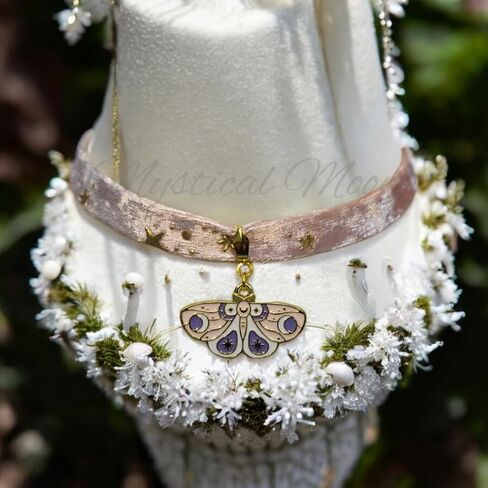 قلادة Dawn Celestial Moth Choker باللون الوردي والأرجواني مع شريط مخملي مع نجوم ذهبية مجوهرات كوخ غريب الأطوار ملحق Whimsigoth قلادة Wiccan Wiccan in Saudi Arabia