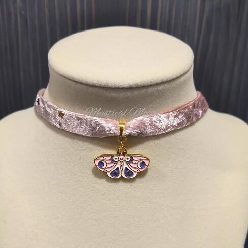 قلادة Dawn Celestial Moth Choker باللون الوردي والأرجواني مع شريط مخملي مع نجوم ذهبية مجوهرات كوخ غريب الأطوار ملحق Whimsigoth قلادة Wiccan Wiccan in Saudi Arabia