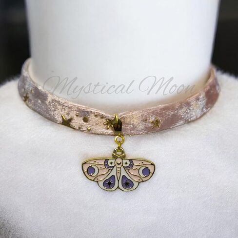 قلادة Dawn Celestial Moth Choker باللون الوردي والأرجواني مع شريط مخملي مع نجوم ذهبية مجوهرات كوخ غريب الأطوار ملحق Whimsigoth قلادة Wiccan Wiccan in Saudi Arabia