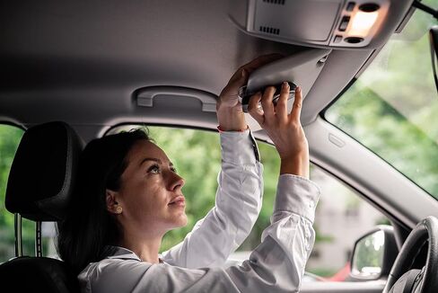 TELLUR CK-B1 مكبر صوت بلوتوث للسيارة، بدون استخدام اليدين للسيارة، مستشعر حركة للتشغيل/الإيقاف التلقائي، ميكروفون لقمع الصدى والضوضاء، سيري وجوجل، طقم سيارة بلوتوث للهاتف الخلوي، متعدد النقاط in Kuwait