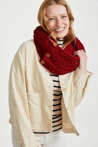 وشاح نسائي من Aran Woolen Mills مصنوع من صوف ميرينو بنسبة 100% مع أزرار in Saudi Arabia