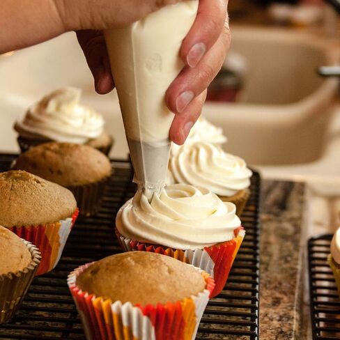Tamodan Piping Bags 100PCS & 16 Inches Tipless Piping Bags, Extra Thick Pastry Bags Disposable, Non-Slip Icing Piping Bags Disposable Design, Cake Decoration. in Saudi Arabia