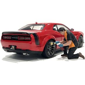 American Diorama Copy of Detail Masters Figure 1 (Wheel Cleaning) for 1/18 Scale Models