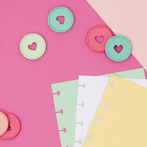 Craftelier - حلقات قرص معدنية على شكل حرف M مع قلب مقطوع بالقالب لتجليد سجل القصاصات للمخططين أو جداول الأعمال أو أجهزة الكمبيوتر المحمولة أو الألبومات | عبوة من 9 قطع. 35 ملم - لون أبيض in Kuwait