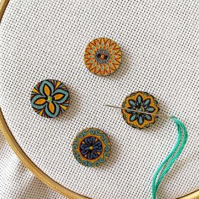4 Pieces Round Needle Minders Magnetic for Cross Stitch Wooden Needle Holders Embroidery Needlework Tools