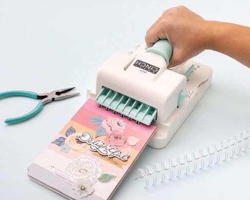 آلة تجليد الكتب We R Memory Keepers Mini Cinch، بيضاء، أداة صغيرة، تصميم سهل الاستخدام مع مسطرة، متوافقة مع الأسلاك أو الملفات الحلزونية، اصنع كتبًا احترافية وأجهزة الكمبيوتر المحمولة والتقويمات والمزيد in Kuwait