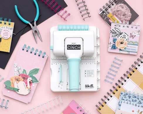 آلة تجليد الكتب We R Memory Keepers Mini Cinch، بيضاء، أداة صغيرة، تصميم سهل الاستخدام مع مسطرة، متوافقة مع الأسلاك أو الملفات الحلزونية، اصنع كتبًا احترافية وأجهزة الكمبيوتر المحمولة والتقويمات والمزيد in Kuwait