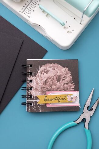 آلة تجليد الكتب We R Memory Keepers Mini Cinch، بيضاء، أداة صغيرة، تصميم سهل الاستخدام مع مسطرة، متوافقة مع الأسلاك أو الملفات الحلزونية، اصنع كتبًا احترافية وأجهزة الكمبيوتر المحمولة والتقويمات والمزيد in Kuwait