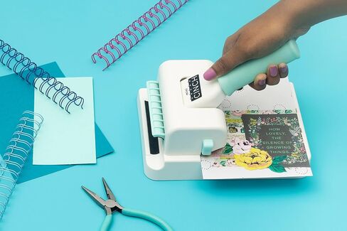 آلة تجليد الكتب We R Memory Keepers Mini Cinch، بيضاء، أداة صغيرة، تصميم سهل الاستخدام مع مسطرة، متوافقة مع الأسلاك أو الملفات الحلزونية، اصنع كتبًا احترافية وأجهزة الكمبيوتر المحمولة والتقويمات والمزيد in Kuwait
