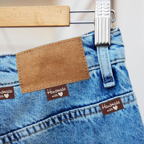 Jeffdad 100 قطعة من ملصقات الخياطة للمنتجات المصنوعة يدويًا، مصنوعة يدويًا بملصقات الحب وعلامات منقوشة على الملابس، ملصقات قماشية للحرف اليدوية والحياكة والخياطة الكروشيه (بني عميق) in Kuwait