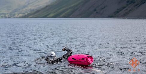 حقيبة HUT Swim Buoy الجافة - حقيبة تعويم آمنة ممتازة وحقيبة جافة مقاومة للماء للسباحين في المياه المفتوحة والرياضيين. عوامة سباحة آمنة عالية الرؤية، وغرفتي هواء - يمكن رؤيتها بأمان. in Kuwait