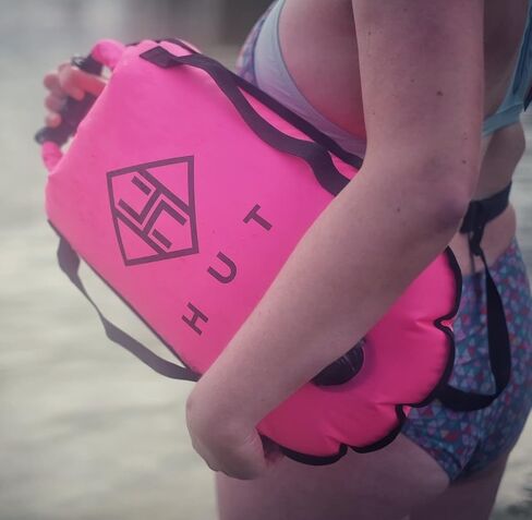 حقيبة HUT Swim Buoy الجافة - حقيبة تعويم آمنة ممتازة وحقيبة جافة مقاومة للماء للسباحين في المياه المفتوحة والرياضيين. عوامة سباحة آمنة عالية الرؤية، وغرفتي هواء - يمكن رؤيتها بأمان. in Kuwait