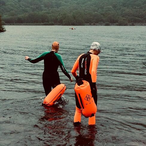 حقيبة HUT للسباحة الجافة - حقيبة السباحة الآمنة المفضلة في المملكة المتحدة وحقيبة جافة مقاومة للماء للسباحين في المياه المفتوحة والرياضيين والغطس. عوامة سباحة آمنة عالية الوضوح - كن آمنًا (20 لترًا) in Kuwait