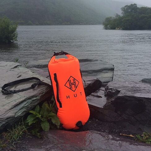 حقيبة HUT للسباحة الجافة - حقيبة السباحة الآمنة المفضلة في المملكة المتحدة وحقيبة جافة مقاومة للماء للسباحين في المياه المفتوحة والرياضيين والغطس. عوامة سباحة آمنة عالية الوضوح - كن آمنًا (20 لترًا) in Kuwait