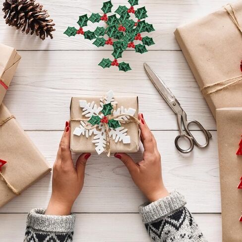 زينة عيد الميلاد للحرف اليدوية - 100 قطعة من أوراق هولي الصغيرة والتوت لمستلزمات عيد الميلاد الحرفية - ملصقات توت هولي عيد الميلاد 3 سم مع أوراق خضراء لعلامة إكليل عيد الميلاد وصنع البطاقات in Kuwait