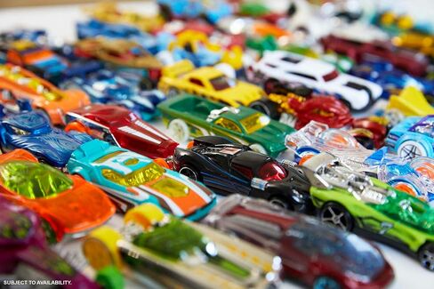 لعبة سيارات أو شاحنات من Hot Wheels، مجموعة مكونة من 72 سيارة معبأة بشكل فردي بمقياس 1:64، أو مركبات إنقاذ أو شاحنات (قد تختلف الأنماط؛ وقد تتضمن نسخًا مكررة) in Saudi Arabia