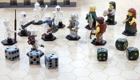 حامل BrickArms Hex Minifigure مكون من 4 قطع باللون الأحمر، 10 عبوات للعرض، والمشاهد العسكرية، ومشاهد المعركة in Saudi Arabia