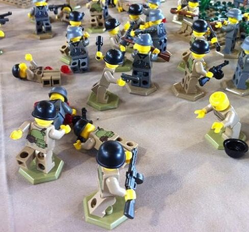 حامل BrickArms Hex Minifigure مكون من 4 قطع باللون الأحمر، 10 عبوات للعرض، والمشاهد العسكرية، ومشاهد المعركة in Saudi Arabia