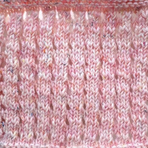 خيوط قطنية ناعمة مرقطة من KnitPal للحياكة، 72% قطن و28% أكريليك - خيوط مزيج أكريليك من القطن بوزن 3 DK للحياكة - 6 خصلات، 810 ياردة/300 جم - توت بلوري in Kuwait