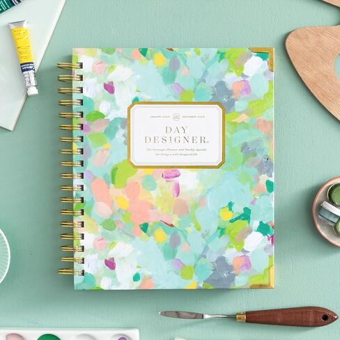Day Designer 2025 Weekly Planner – مخطط متميز لتنظيم أنيق. يجمع بين التقويمات الأسبوعية والشهرية والجدول اليومي وصفحات الملاحظات وإعداد الأهداف والملصقات والجيب والمزيد. غلاف مصفح أنيق مع لمسات ذهبية (تصميم أنيق) in Saudi Arabia