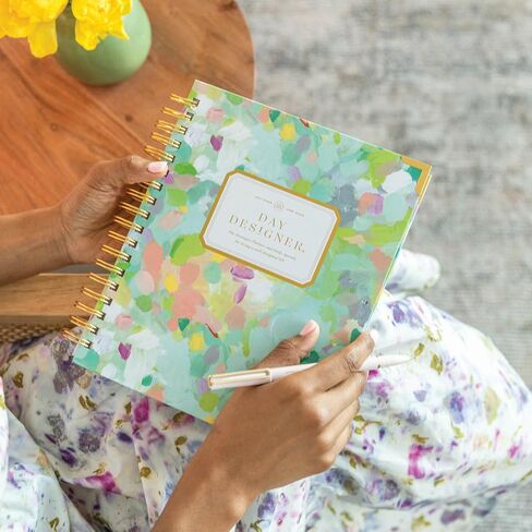 Day Designer 2025 Weekly Planner – مخطط متميز لتنظيم أنيق. يجمع بين التقويمات الأسبوعية والشهرية والجدول اليومي وصفحات الملاحظات وإعداد الأهداف والملصقات والجيب والمزيد. غلاف مصفح أنيق مع لمسات ذهبية (تصميم أنيق) in Saudi Arabia