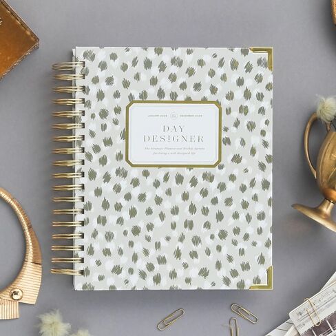 Day Designer 2025 Weekly Planner – مخطط متميز لتنظيم أنيق. يجمع بين التقويمات الأسبوعية والشهرية والجدول اليومي وصفحات الملاحظات وإعداد الأهداف والملصقات والجيب والمزيد. غلاف مصفح أنيق مع لمسات ذهبية (تصميم أنيق) in Saudi Arabia