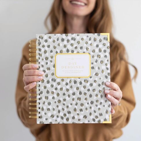 Day Designer 2025 Weekly Planner – مخطط متميز لتنظيم أنيق. يجمع بين التقويمات الأسبوعية والشهرية والجدول اليومي وصفحات الملاحظات وإعداد الأهداف والملصقات والجيب والمزيد. غلاف مصفح أنيق مع لمسات ذهبية (تصميم أنيق) in Saudi Arabia